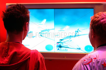 Berlin  Jugendliche vor einem Computerspiel auf der IFA