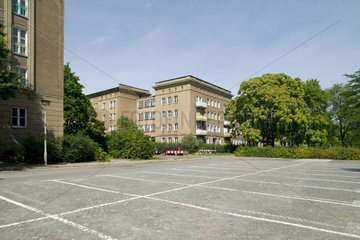 Eisenhuettenstadt  leerer Parkplatz vor Wohngebaeuden