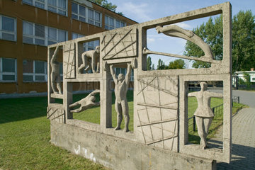 Eisenhuettenstadt  Betonskulptur am Sportzentrum
