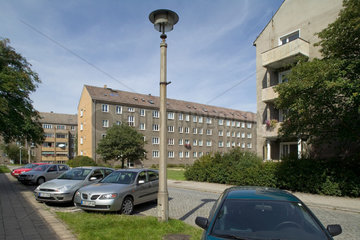 Eisenhuettenstadt  verfallene Wohngebaeude und parkende Autos