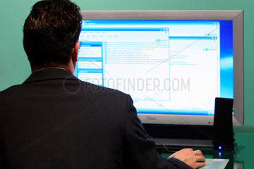 Berlin  Mann auf der IFA sitzt vor Computerbildschirm