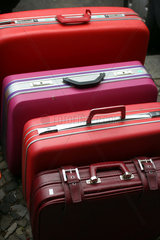 Berlin  Koffer in verschiedenen Rottoenen aufgereiht