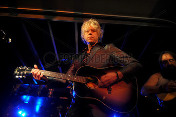 Berlin  Deutschland  Bob Geldof waehrend eines Konzerts im Asphalt