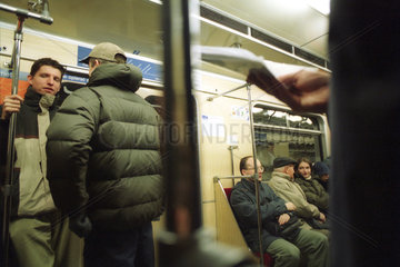 Menschen in der Metro in Warschau