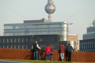 Berlin  Passanten im Spreebogenpark
