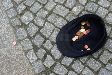 Berlin  ein Bettlerhut mit ein paar Euros gefuellt