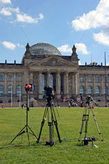 Berlin  Fernsehteam wartet vor dem Reichstag