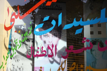 Berlin  Schaufenster mit arabischen Schriftzeichen