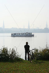Hamburg  Mann schaut auf Aussenalster mit Faehrschiff