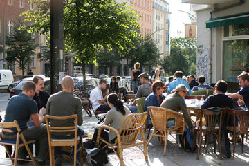 Berlin  Besucher eines Strassencafes