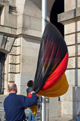 Berlin  Deutschlandfahne wird eingeholt