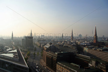 Hamburg  Panorama der Innenstadt mit den Kirchtuermen