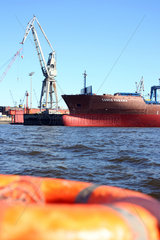 Hamburg  Schiff liegt im Hafen