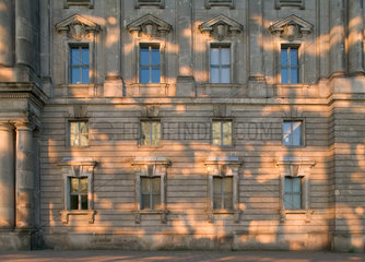 Berlin  Lichtreflexe auf Sandsteinfassade