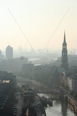 Hamburg  Panorama der Innenstadt mit Hafen im Nebel