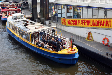 Hamburg  Grosse Hafenrundfahrt im Hafen Hamburg voll besetzt