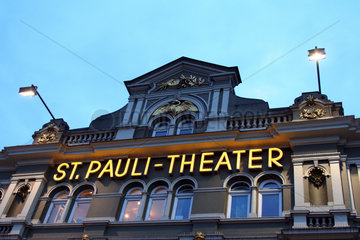 Hamburg  St. Pauli-Theater auf der Reeperbahn bei Daemmerung