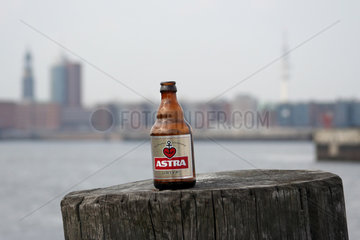 Hamburg  Flasche Astra auf einer Dalbe im Hamburger Hafen