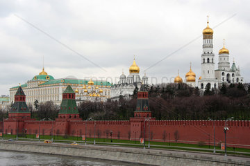Moskau  Kreml mit Palaesten und Kathedralen