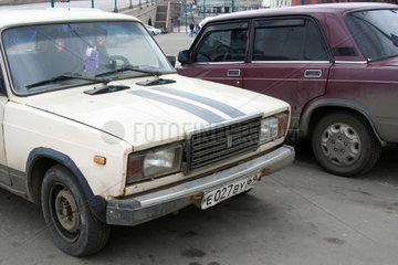 Moskau  zwei alte Autos der Marke LADA