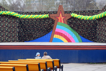 Moskau  Buehne mit militaerischer Dekoration im Gorki-Park