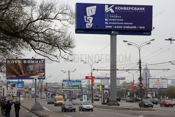 Moskau  Werbetafeln ueber Ausfallstrasse