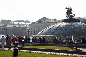 Moskau  Glaskuppel auf dem Manegeplatz