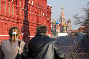 Moskau  Paar blickt auf Roten Platz mit Basilikus-Kathedrale