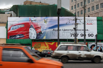 Moskau  Werbeplakat der Firma AUDI