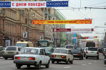 Moskau  Autoverkehr und Werbebanner