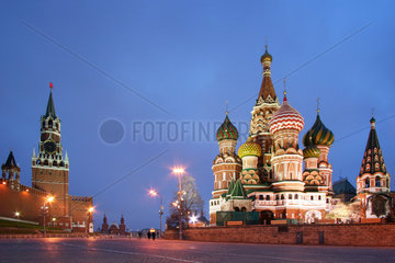 Moskau  Kreml und Basilius-Kathedrale am Roten Platz