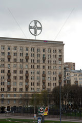 Moskau  Emblem der Firma BAYER