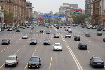 Moskau  breite Ausfallstrasse mit vielen Spuren
