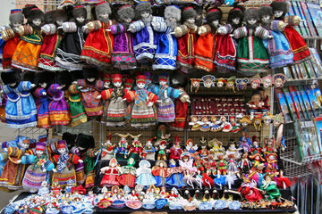 St. Petersburg  Puppen auf einem Andenken-Stand