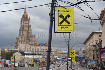 Moskau  Werbeplakte der RAIFFEISEN-Bank