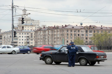 Moskau  Verkehrspolizist haelt Autofahrer an