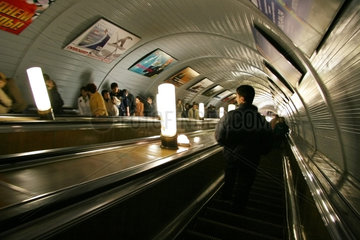 Moskau  Rolltreppe fuehrt in Metrostation