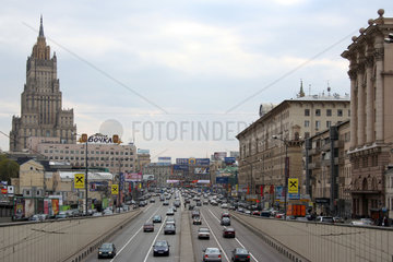 Moskau  breite Ausfallstrasse mit vielen Spuren