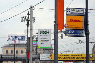 Moskau  DHL-Werbung in Moskau