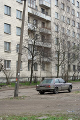 St. Petersburg  Wohnsiedlung und ein verschmutzter BMW