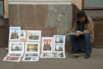 Moskau  ein Kunstmaler mit Motiven vom Roten Platz