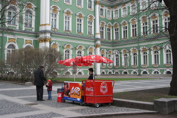 St. Petersburg  Coca-Cola-Stand vor der Eremitage