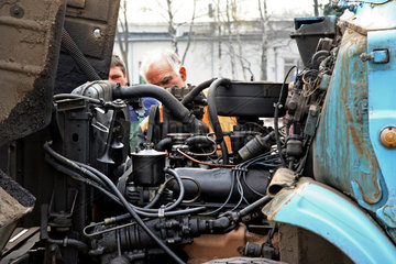 Moskau  Zwei Maenner reparieren einen LKW