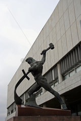 Moskau  Denkmal Schwerter zu Pflugscharen