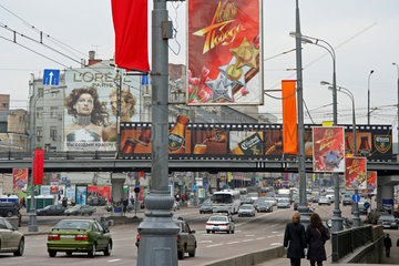 Moskau  Werbebanner an einer breiten Strasse