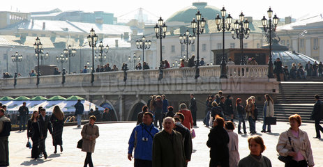 Moskau  Passanten auf dem Manegeplatz