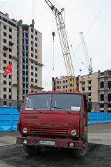 St. Petersburg  Wohnungsneubau und roter LKW