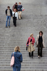 Wien  Passanten auf der Treppe