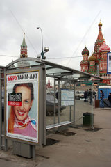 Moskau  TimeOut-Werbung in WALL-Bushaltestelle