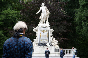 Wien  Touristen am Mozartdenkmal